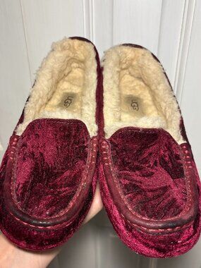 UGG Women's Burgundy Velvet Moccasin Slippers Size 10